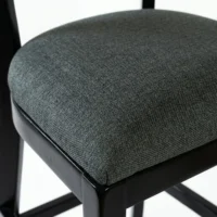 Banco para barra Milán de madera de pino, detalle asiento tapizado. Ideal para eventos y el sector horeca.