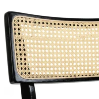 Banco para barra Milán de madera de pino, detalle respaldo bejuco. Ideal para eventos y el sector horeca.
