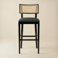 Banco para barra Milán de madera de pino con respaldo en bejuco y asiento tapizado. Ideal para eventos y el sector horeca.