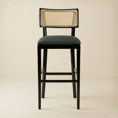 Banco para barra Milán de madera de pino con respaldo en bejuco y asiento tapizado. Ideal para eventos y el sector horeca.