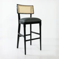 Banco para barra Milán de madera de pino con respaldo en bejuco y asiento tapizado. Ideal para eventos y el sector horeca.