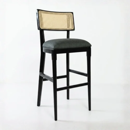 Banco para barra Milán de madera de pino con respaldo en bejuco y asiento tapizado. Ideal para eventos y el sector horeca.