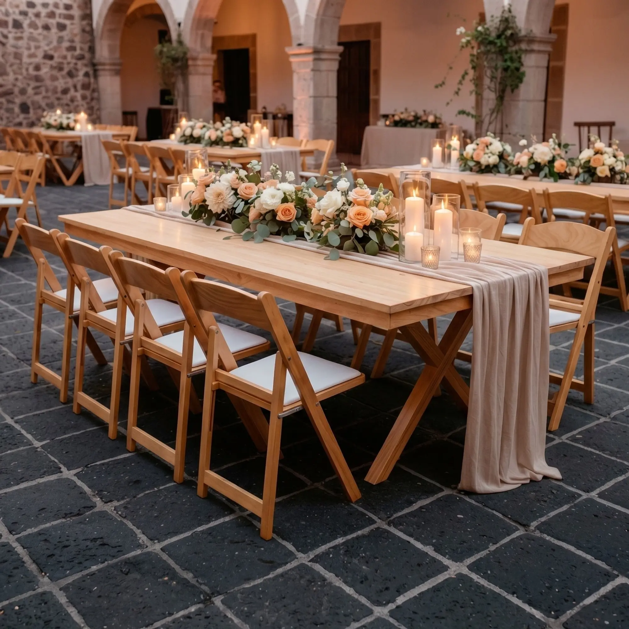 Montaje paquete de sillas Avant Garde y mesas California para eventos.