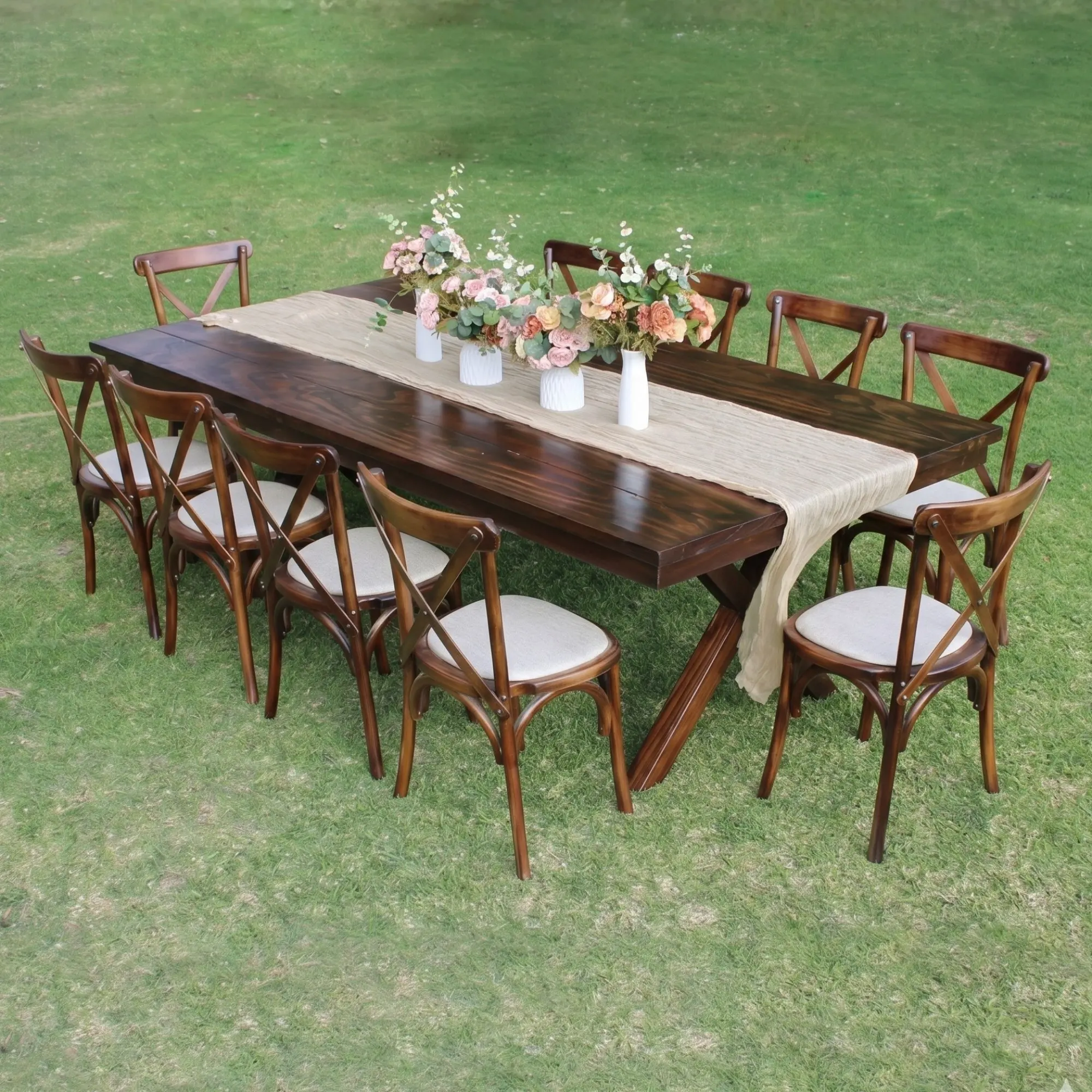 Montaje paquete de sillas Crossback y mesas California para eventos.