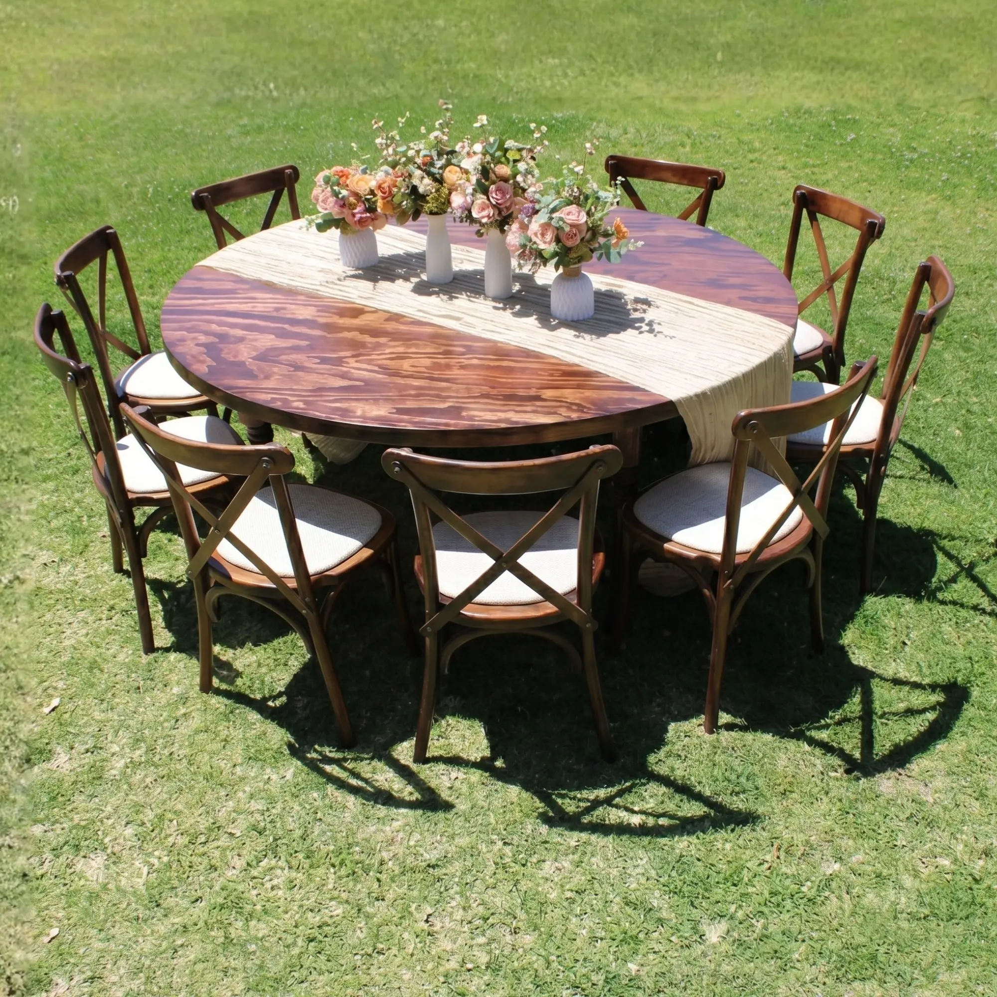 Montaje paquete de sillas Crossback y mesas Carlota para eventos.