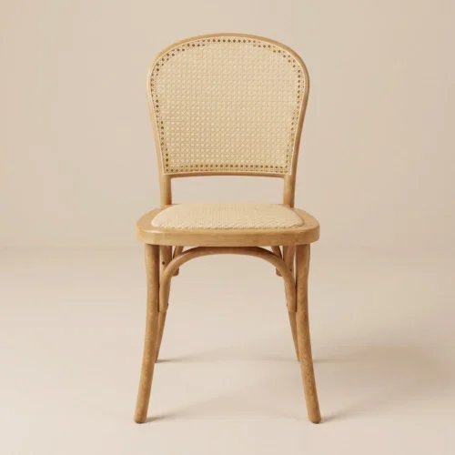 Silla Alauda de resina. Respaldo de bejuco sintético y asiento tapizado con ratán sintético. Ideal para exteriores.