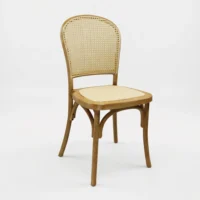 Silla Alauda de resina. Respaldo de bejuco sintético y asiento tapizado con ratán sintético. Ideal para exteriores.