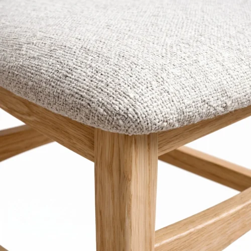 Silla Amelia de madera de pino con respaldo de bejuco y asiento tapizado. Ideal para interiores.