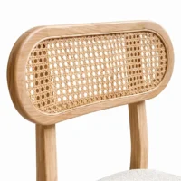 Silla Amelia de madera de pino con respaldo de bejuco y asiento tapizado. Ideal para interiores.