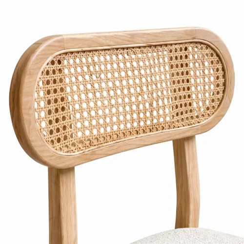 Silla Amelia de madera de pino con respaldo de bejuco y asiento tapizado. Ideal para interiores.