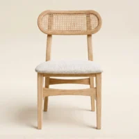 Silla Amelia de madera de pino con respaldo de bejuco y asiento tapizado. Ideal para interiores.