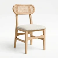 Silla Amelia de madera de pino con respaldo de bejuco y asiento tapizado. Ideal para interiores.