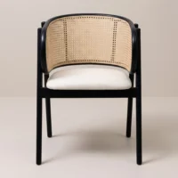 Silla Berlin de madera de pino con respaldo curvo en bejuco sintético y asiento tapizado. Ideal para el sector Horeca.