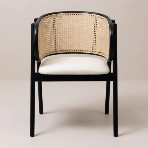 Silla Berlin de madera de pino con respaldo curvo en bejuco sintético y asiento tapizado. Ideal para el sector Horeca.