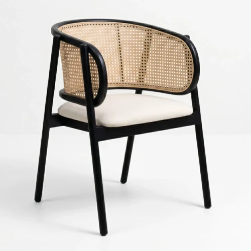 Silla Berlin de madera de pino con respaldo curvo en bejuco sintético y asiento tapizado. Ideal para el sector Horeca.