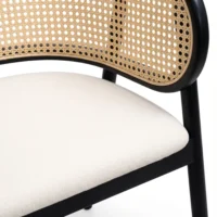 Silla Berlin de madera de pino con respaldo curvo en bejuco sintético y asiento tapizado. Ideal para el sector Horeca.