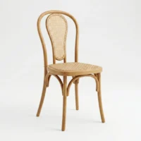 Silla Cibeles de resina con respaldo en bejuco sintético y asiento tapizado con ratán sintético. Ideal para exteriores.
