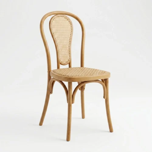Silla Cibeles de resina con respaldo en bejuco sintético y asiento tapizado con ratán sintético. Ideal para exteriores.