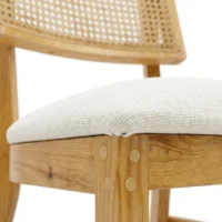 Silla Milán de madera de pino con respaldo en bejuco y asiento tapizado. Ideal para interiores en eventos y sector horeca.