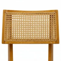Silla Milán de madera de pino con respaldo en bejuco y asiento tapizado. Ideal para interiores en eventos y sector horeca.
