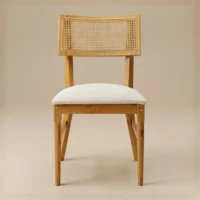 Silla Milán de madera de pino con respaldo en bejuco y asiento tapizado. Ideal para interiores en eventos y sector horeca.
