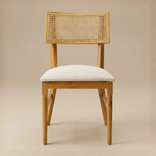 Silla Milán de madera de pino con respaldo en bejuco y asiento tapizado. Ideal para interiores en eventos y sector horeca.