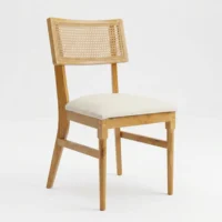 Silla Milán de madera de pino con respaldo en bejuco y asiento tapizado. Ideal para interiores en eventos y sector horeca.