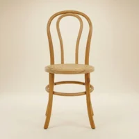 Silla Thonet de madera de haya con asiento tapizado en ratán natural. Ideal para el sector de eventos y horeca.