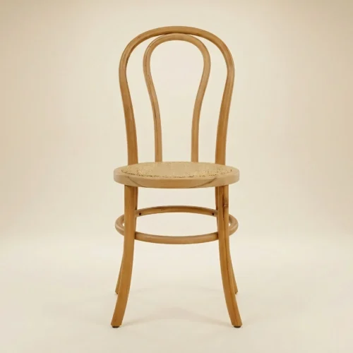 Silla Thonet de madera de haya con asiento tapizado en ratán natural. Ideal para el sector de eventos y horeca.