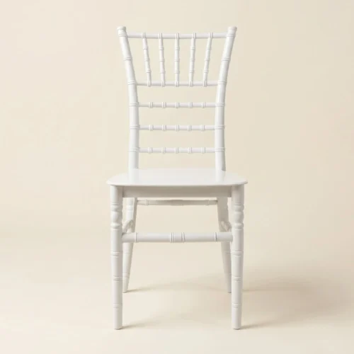 Silla Tiffany para Eventos. Hecha de resina color blanca. Ideal para exteriores.