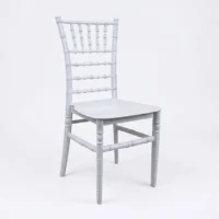 Silla Tiffany para Eventos. Hecha de resina color blanca. Ideal para exteriores.